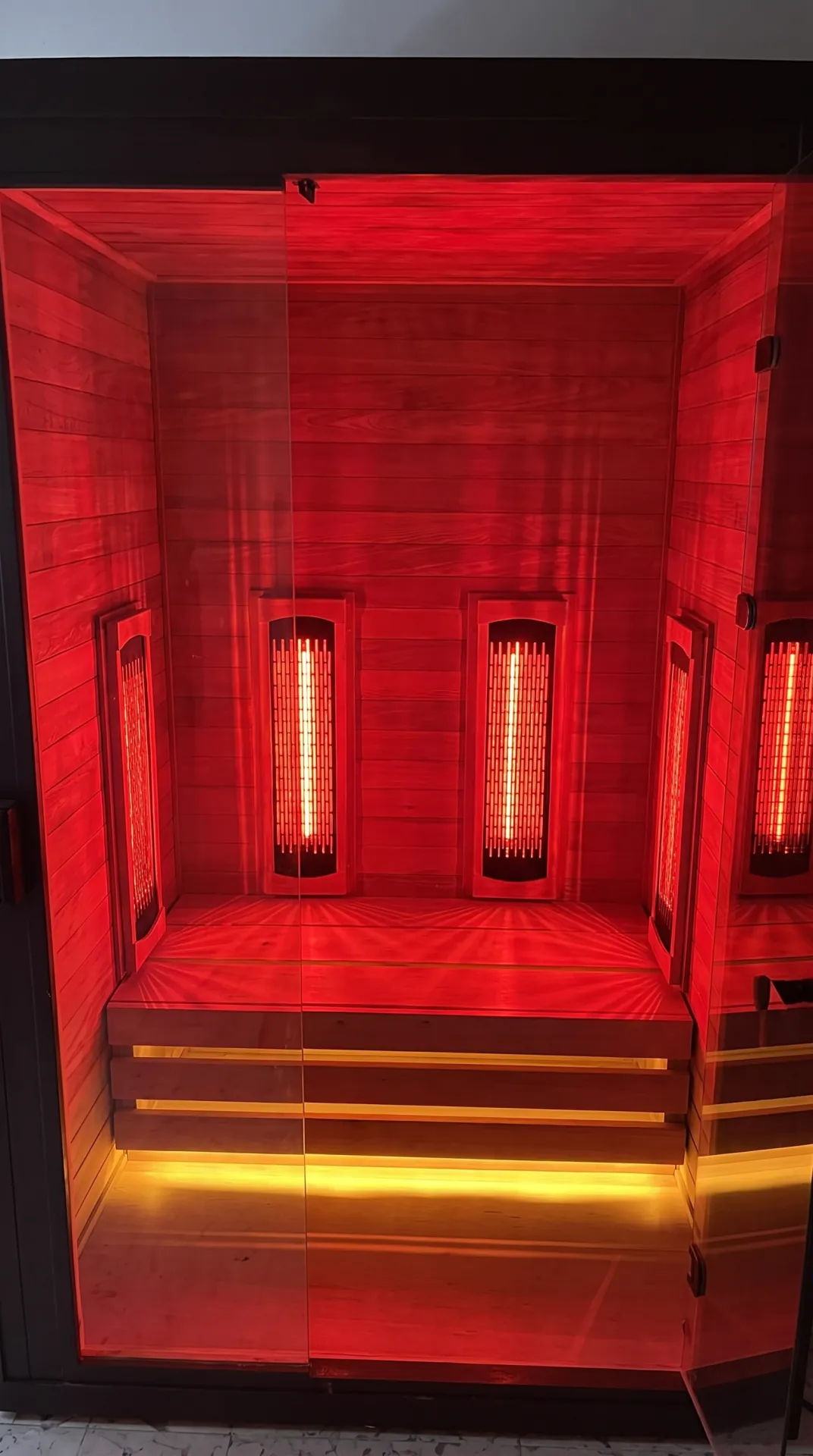 Interior vertical de sauna para 1 a 2 personas con lámparas infrarrojas encendidas