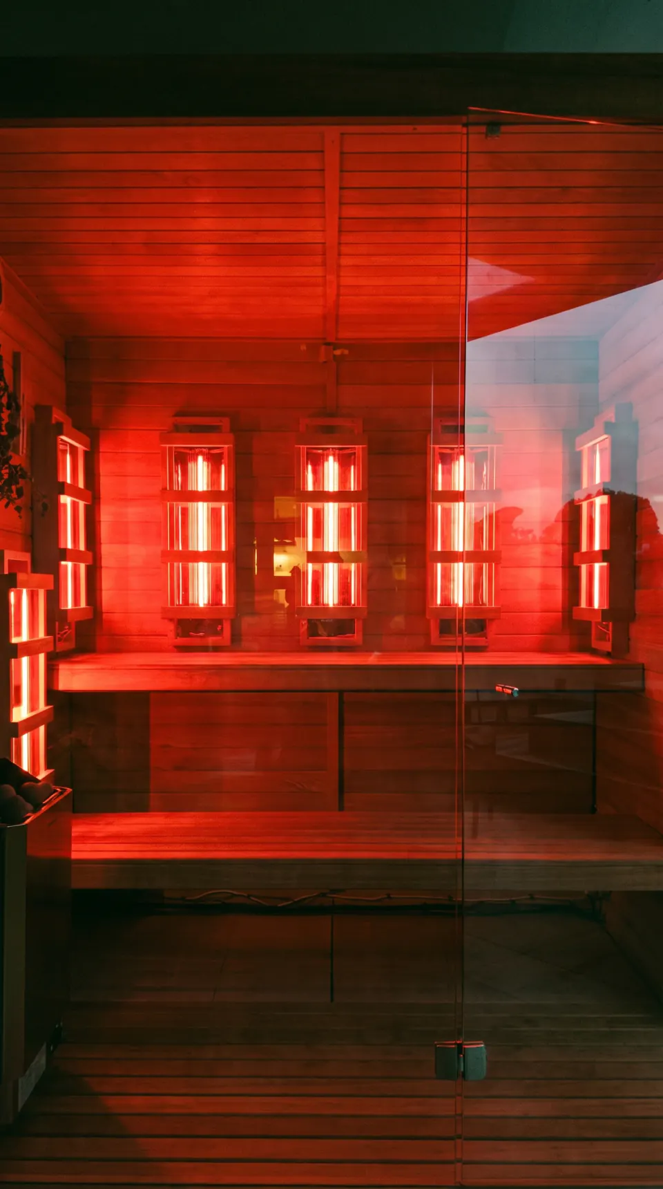 Interior vertical de sauna infrarroja híbrida con cinco lámparas encendidas